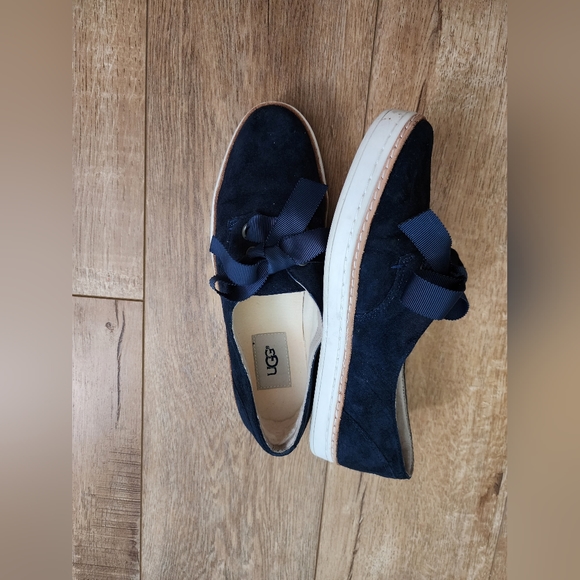 UGG Carilyn Blue Suede Lace Up Sneaker Fashion Minimalist Classic Women's Sz 6 - Picture 2 of 7